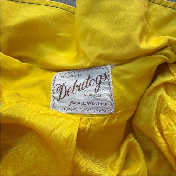 Yellow trench coat with buttons, True vintage 1960s 1970s. Made by Debutogs - Picture 4 of 6